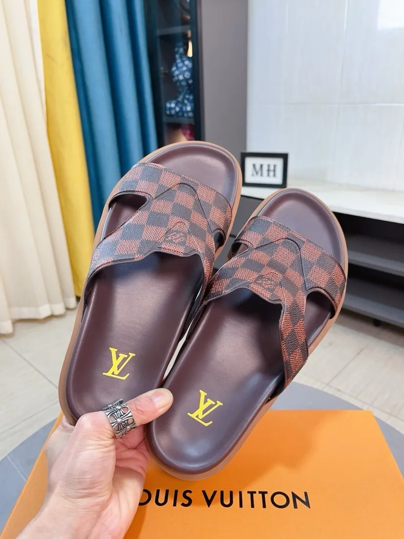 Men's shoes💰300🌹🌹【LV】Multi-color new men's slippers, original top-quality version, original special cowhide with pebbled embossing➕sheepskin on the inner and side, non-slip combination sole, more stable walking, more comfortable and lightweight, high-end and generous, size: 38~44